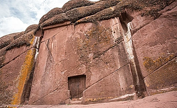 Puno – Visita Chullpas de Sillustani – Enigmático Portal de Amaru Muro – Cusco (Desayuno y Almuerzo) 
