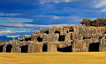 Cusco – City Tour Arqueológico: Sacsayhuaman, Qenqo, Pucapucara y Tambomachay – Pisaq: reloj solar Intiwatana – sitio arqueológico y ciudad – Descenso por sendero inka de Pisaq sitio arqueológico a Pisaq ciudad – Cusco (Desayuno y Almuerzo)