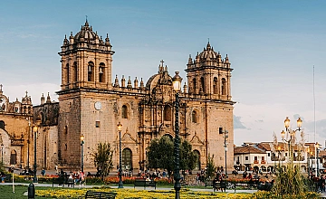 Cusco – City Tour ciudad del Cusco a pie – Catedral del Cusco – Qoricancha – Visita al cementerio – Centro Histórico, Mercado de San Pedro y Sitios importantes – Cusco (Desayuno y Almuerzo)