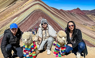 Clientes en Montaña de 7 Colores Vinicunca con alpacas, tour privado desde Cusco Peru