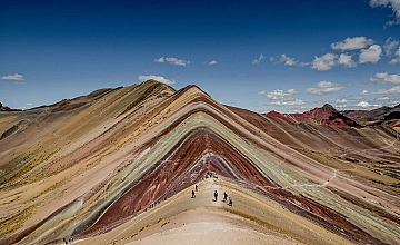 Vista panorámica de la Montaña de 7 Colores Vinicunca, caminata desde Cusco Peru