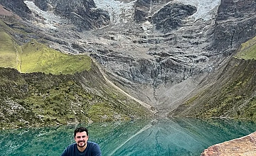 Vista de la Laguna Humantay desde mirador: glaciar rocoso y laguna color esmeralda