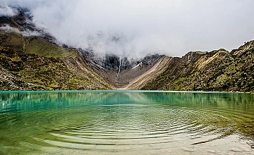 Laguna Humantay, Cusco: agua turquesa con ondas y montañas nevadas entre nubes
