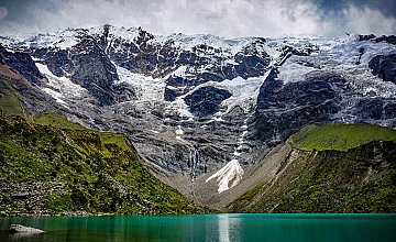 Vista de la Laguna Humantay desde mirador: glaciar rocoso y laguna color esmeralda