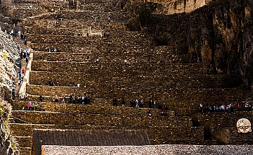 (18 de Febrero del 2026) Ollantaytambo – Pinkuylluna – Ciudad Inka viviente de Ollantaytambo – Almuerzo ancestral “Pachamanca” (Desayuno y Almuerzo)