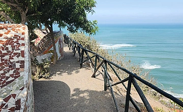 Malecón de Miraflores en Lima con vista al océano Pacífico (paseo en tour por Lima)