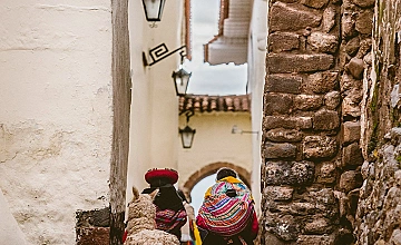 Calle tradicional del barrio San Blas en Cusco, paseo a pie por calles coloniales
