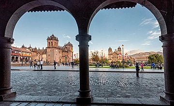 Vista panorámica de la Plaza de Armas de Cusco desde arcos coloniales, Catedral del Cusco Peru