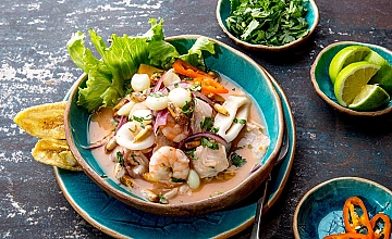 Lima – Tour Degustación comida peruana: Ceviche peruano en La Mar, papa rellena y pisco peruano en Taberna Queirolo, Anticuchos y Picarones – Visita Museo Larco – Malecón de Miraflores (Desayuno y Almuerzo)