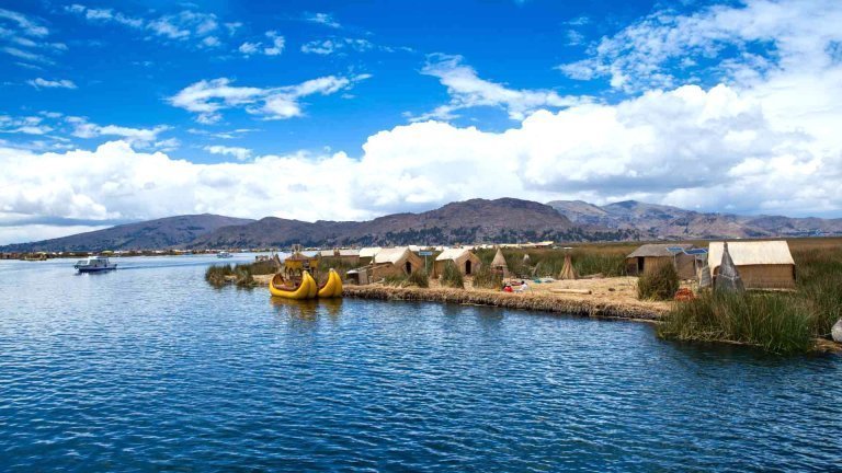 Puno lago Titicaca islas flotantes Uros guía Uruguayos 2026
